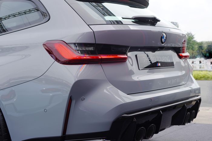  Là biến thể wagon vì vậy mui sau của M3 Touring được kéo dài hơn, khoang hành lý cũng được thiết kế rộng rãi. 