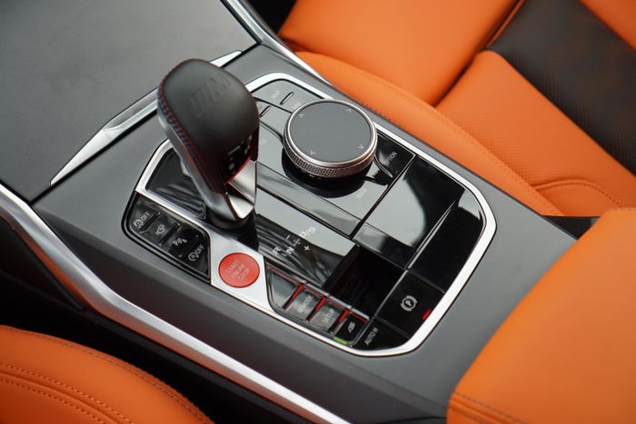  Phần yên ngựa trên M3 Touring cũng không được ốp carbon. 