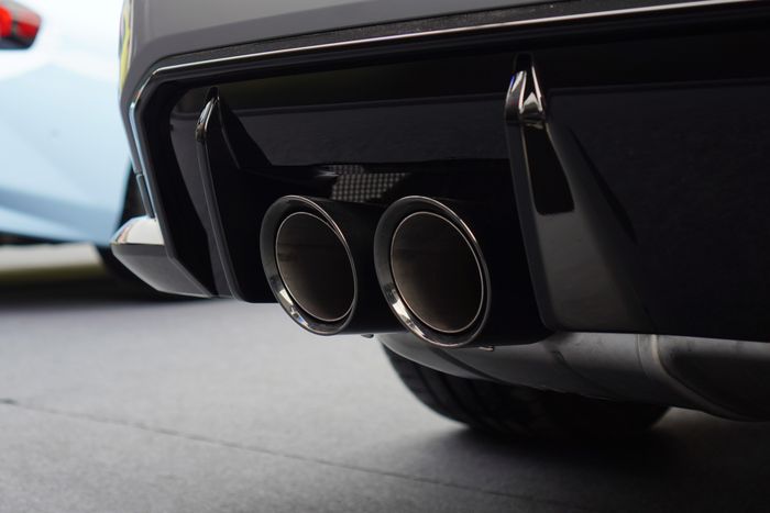  Động cơ trên BMW M3 cho công suất 530 mã lực và mô-men xoắn cực đại đạt 650 Nm, kết hợp với hệ dẫn động bốn bánh M xDrive ưu tiên cầu sau và hộp số M Steptronic 8 cấp. 