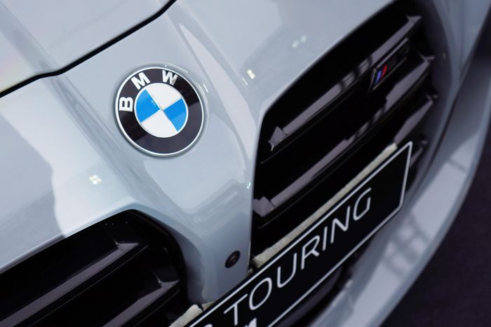  BMW M3 được bán với giá từ 4,999 tỷ, trong khi biến thể M3 Touring có giá khởi điểm từ 5,389 tỷ đồng. Wagon dù mang lại nhiều sự tiện lợi nhưng không được ưa chuộng tại Việt Nam, vì vậy M3 Touring nhiều khả năng sẽ là mẫu xe khá kén khách. 