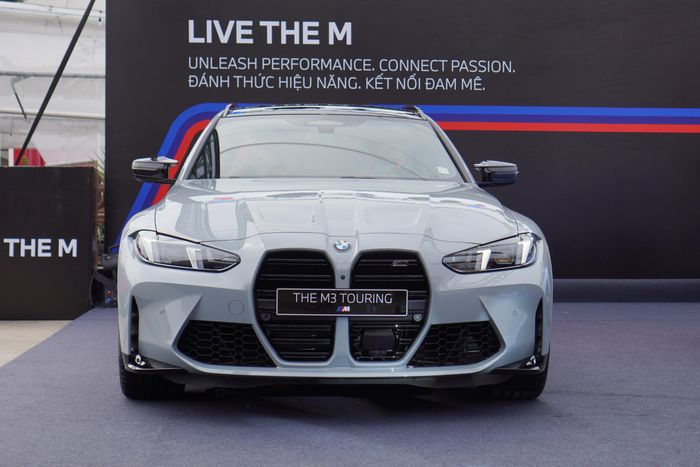  M3 Touring sở hữu phần đầu xe khá tương tự M4 với trọng tâm thấp, lưới tản nhiệt hình quả thận đặc trưng với kích thước lớn ở trung tâm. 