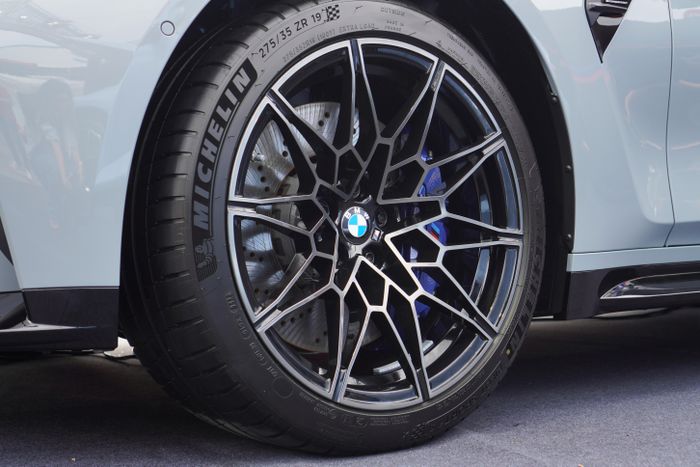  Xe được trang bị bộ mâm 19 inch cùng kẹp phanh thể thao M màu xanh. 