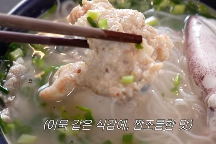 Nam ca sĩ Hàn Quốc đặc biệt thích chả tôm trong bát bún quậy. Ảnh: Cắt từ video.