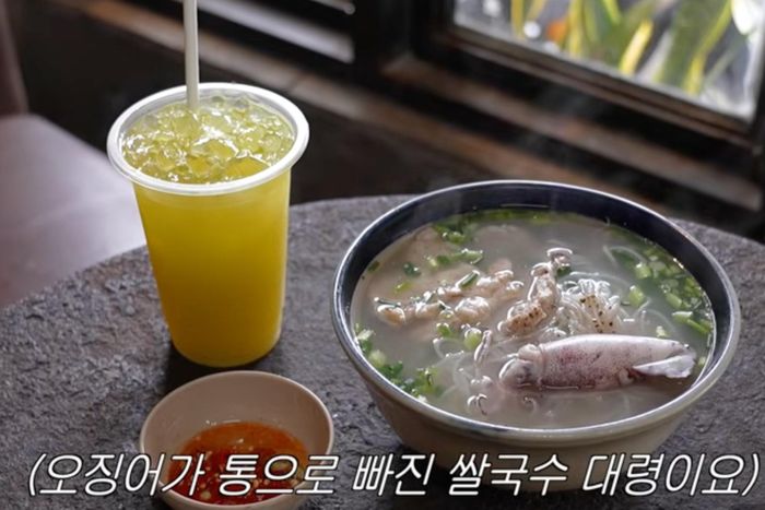 Changsub gọi một bán bún quậy "full topping" và nước mía. Ảnh: Cắt từ video.