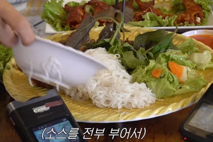 Cách ăn "bún chả chan" của Changsub. Ảnh: Cắt từ video.