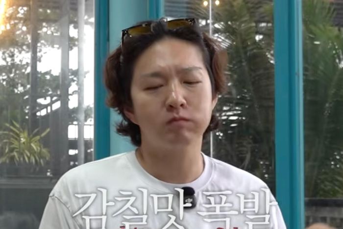 Biểu cảm "mãn nguyện" của Changsub sau khi ăn rau muống xào tỏi. Ảnh: Cắt từ video.