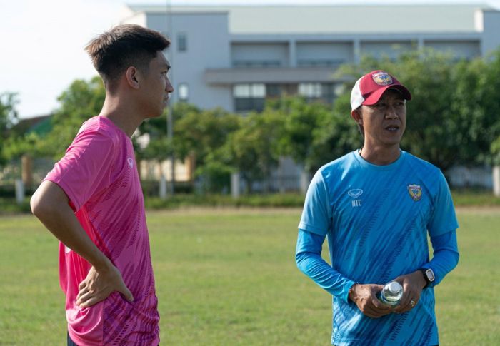 Trọng Đại (trái) và HLV Thành Công (phải) khi cả hai còn ở Hà Tĩnh. Ảnh: CLB Hà Tĩnh.