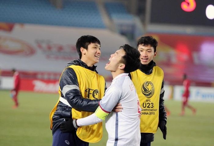 Trọng Đại (trái) ăn mừng cùng đồng đội ở giải U23 châu Á 2018.