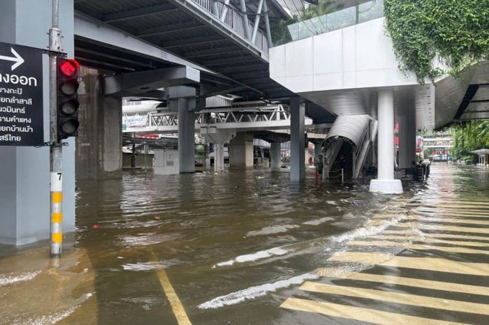 Một tuyến đường tại Bangkok nước đã rút bớt vào sáng 28/9 song người dân vẫn khó đi lại bình thường. Ảnh: สน.ลาดพร้าว/Fanpage.