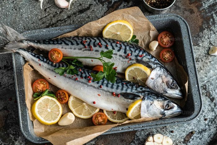  Cá thu giàu omega-3, đặc biệt là EPA và DHA, trong khi mức giá tương đối mềm, phù hợp để bổ sung vào thực đơn gia đình. Ảnh: Unsplash.