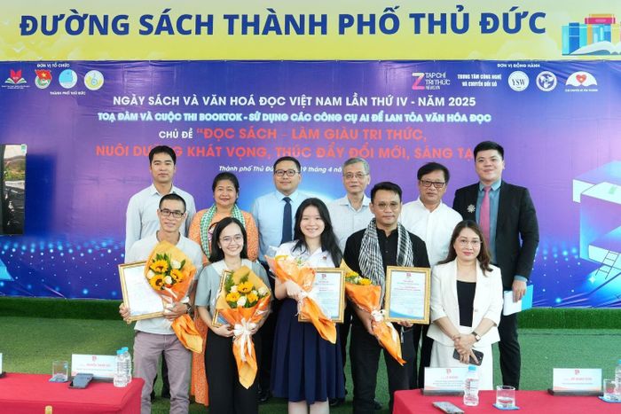  Ông Nguyễn Thanh Hân (hàng thứ hai, thứ ba từ trái sang) trong Tọa đàm tại Đường sách Thành phố Thủ Đức, nhân Ngày Sách và Văn hóa đọc Việt Nam năm 2025. Ảnh: NVCC.