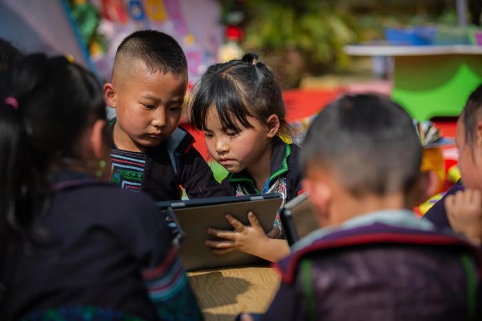  Theo ông Nguyễn Thanh Hân, những chính sách mới giảm khoảng cách địa lý bằng xuất bản điện tử, sách nói và nền tảng đọc dùng chung, đồng thời vẫn duy trì sách in tại nơi hạ tầng số còn hạn chế. Ảnh: Unicef.