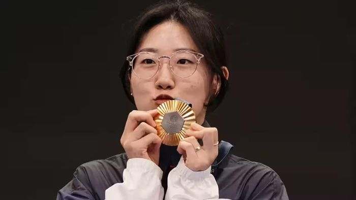  Yang ăn mừng cùng huy chương vàng Olympic 2024. Ảnh: Reuters. 