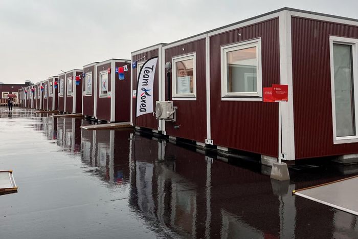 Những căn nhà gỗ dạng container được xây dựng làm nơi lưu trú cho các vận động viên tại Athletes Plaza ở Nagoya, miền Trung Nhật Bản, ngày 27/9. Ảnh: Reuters.