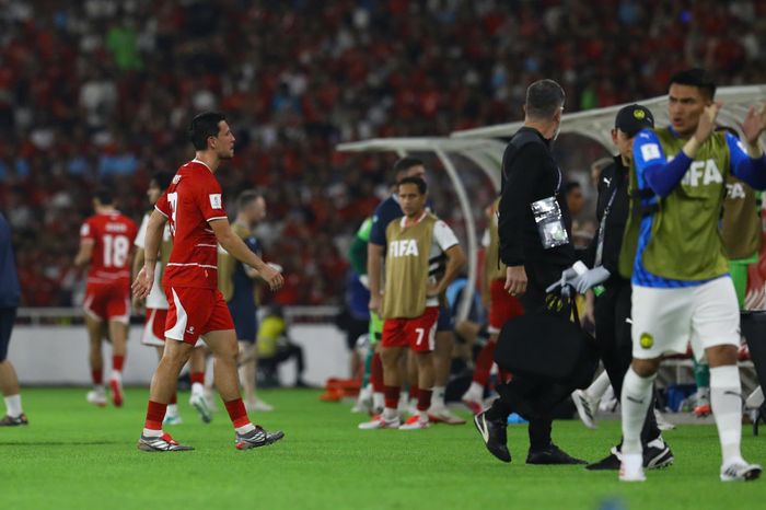 Indonesia trả giá cho lối chơi quyết liệt. Ảnh: Minh Chiến.