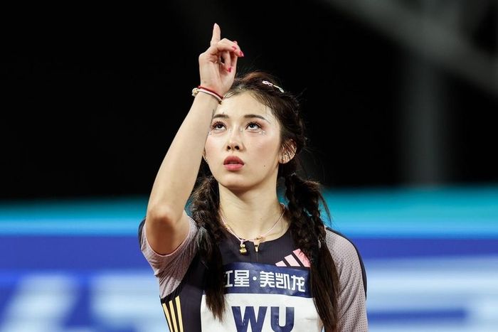  Trước mỗi cuộc thi, Wu Yanni thường thực hiện những động tác quen thuộc như lắc vai, chạm tay lên trán rồi chỉ lên trời. Điều này trở thành dấu ấn riêng của cô trên đường chạy. Phong cách trang điểm của Wu cũng từng được truyền thông quốc tế đề cập. Tại một số giải đấu, cô vẫn giữ hình ảnh chỉn chu trước khi bước vào thi đấu. Tuy nhiên, đằng sau vẻ ngoài nổi bật là một VĐV phải tập luyện với cường độ cao và chịu áp lực lớn để duy trì phong độ. Ảnh: The Paper. 