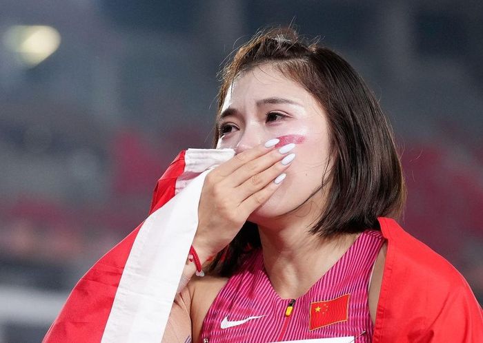  Sau khi hoàn thành phần thi, Wu Yanni khoác quốc kỳ Trung Quốc rồi bật khóc. Cô cho biết đã cài một ứng dụng đếm ngược trên điện thoại kể từ ngày bị loại vì lỗi xuất phát tại ASIAD Hàng Châu. Đến ngày thi đấu ở Nagoya, bộ đếm đã vượt 1.090 ngày. "3 năm trước, tôi không có thành tích. Ba năm sau, tôi đã đứng trên bục huy chương. Với tôi, đó là một sự tiến bộ", Wu Yanni nói sau cuộc đua. Ảnh: Xinhua. 