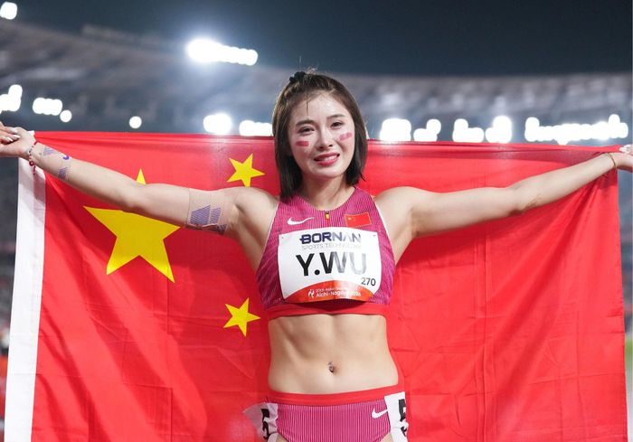 Wu Yanni từng giành HCB tại Đại hội Thể thao Sinh viên Thế giới năm 2023. Năm 2024, cô xác lập thành tích tốt nhất sự nghiệp là 12 giây 74 tại giải vô địch quốc gia Trung Quốc. Tại Olympic Paris 2024, Wu Yanni chạy 12 giây 97 ở vòng loại và 12 giây 98 ở vòng repechage (đấu vớt). Cô không vào chung kết, nhưng trở thành một trong những VĐV Trung Quốc có thành tích tốt nhất ở nội dung 100 m rào nữ tại Olympic. Ảnh: Xinhua. 