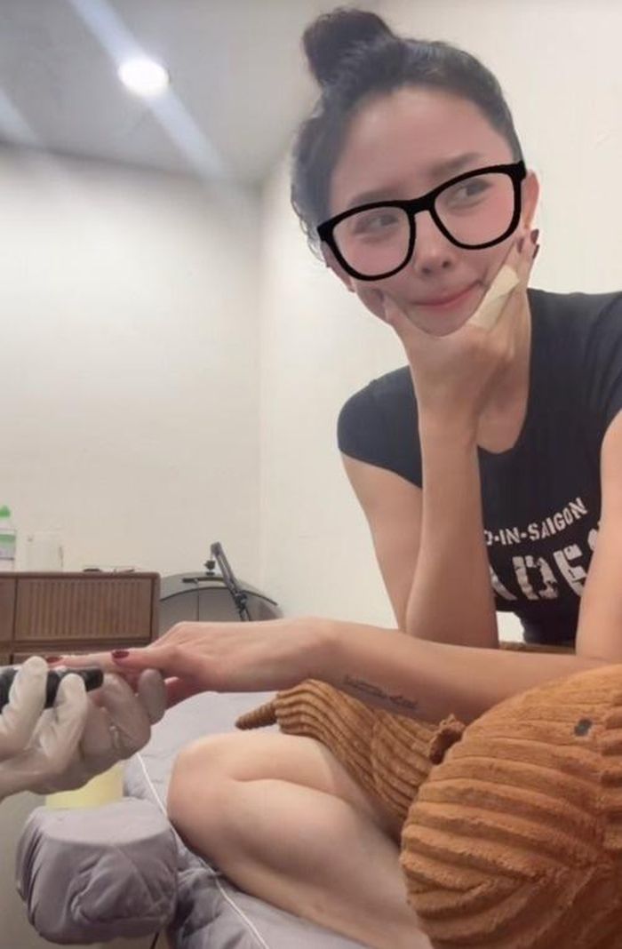  Tóc Tiên công khai quá trình xóa xăm, cho biết hoạt động này tương đối đau đớn. Ảnh: @toctien_official/TikTok. 