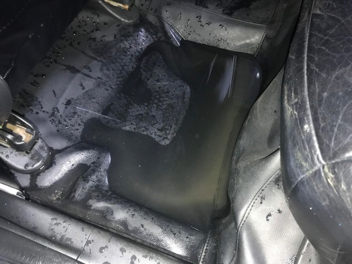 Một chiếc Toyota Innova sau khi ngâm nước nhiều giờ, nội thất gần như hỏng hoàn toàn. Ảnh: Hưng Bùi.