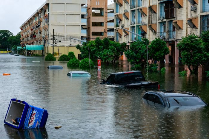  Nước lũ ngập gần đất nóc xe tại Thái Lan. Ảnh: Reuters.