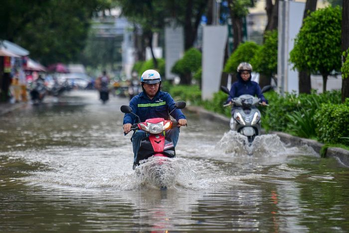  Theo Đài Khí tượng thủy văn Nam bộ, TP.HCM và miền Tây sẽ xuất hiện nhiều đợt triều cường kéo dài đến 30/9. Trong đó, giai đoạn đạt đỉnh triều rơi vào ngày 28-30/9. Các khung giờ triều lên cao cần lưu ý là 6-8h và 17-19h. 