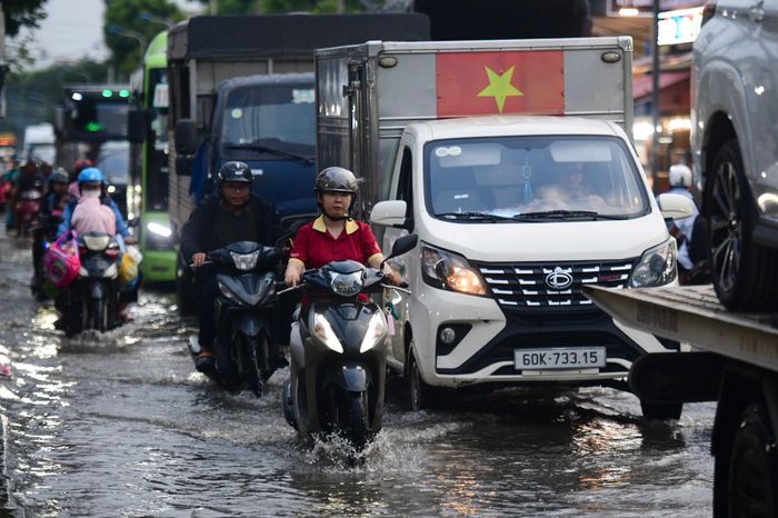  Đường Phạm Hữu Lầu đoạn giao với đường 15B ngập sâu, giao thông ùn ứ lúc 18h. 