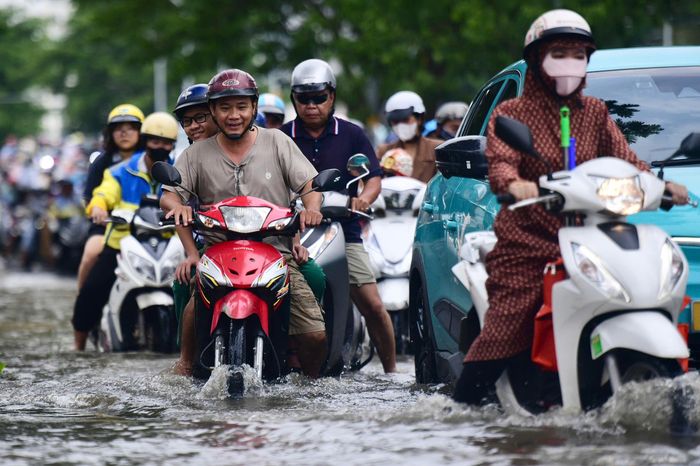  Đoạn ngập kéo dài khoảng 200 m từ cầu Ông Đội đến Hoàng Quốc Việt. Tại đây, nước bắt đầu lên từ 16h và đang tiếp tục dâng. 