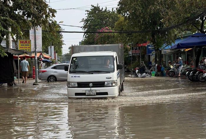  Mực nước tại trạm Cần Thơ trên sông Hậu đạt 2,23 m vào khoảng 5h30 sáng 28/9, cao hơn báo động III 0,23 m. Tối cùng ngày, mực nước quay lại chu kỳ tăng và lên nhanh ở mức báo động I. Theo Đài Khí tượng Thủy văn TP Cần Thơ, thủy triều dự kiến đạt đỉnh vào ngày 29/9. Ảnh: Khánh Duy.