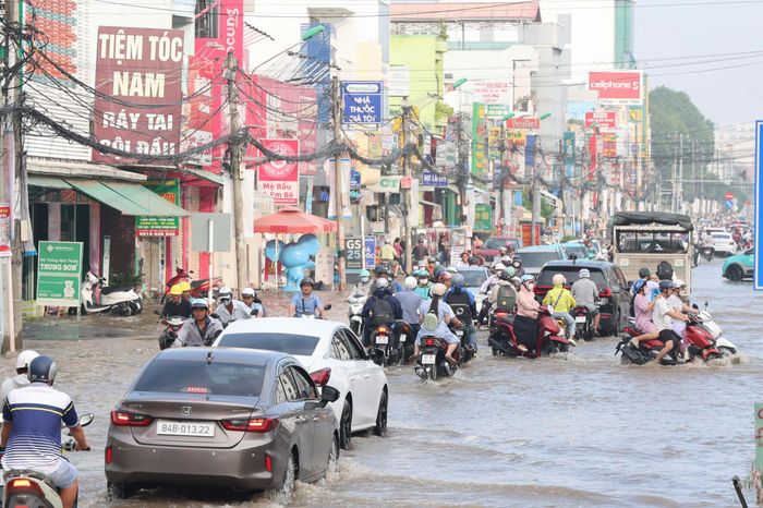  Không chỉ riêng Bình Thủy, nhiều khu vực khác của Cần Thơ cũng được cảnh báo ngập trong những ngày triều đạt đỉnh. Nguyên nhân bắt nguồn từ đợt triều cường diễn ra đồng thời với lũ đầu nguồn và mưa tại chỗ, khiến khả năng tiêu thoát nước ở những vùng thấp bị hạn chế. Viện Quy hoạch Thủy lợi miền Nam dự báo vùng giữa Đồng bằng sông Cửu Long có nguy cơ ngập úng cao trong khoảng 29/9-1/10. Ảnh: Trung Phạm. 
