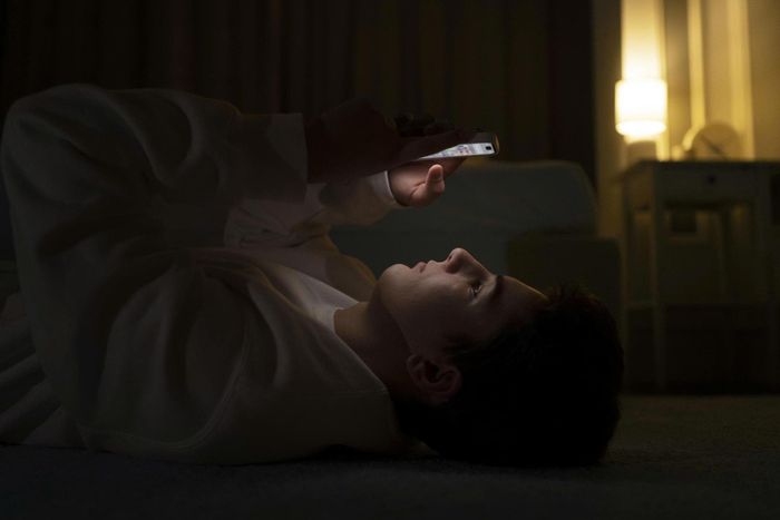 Trước đặt điện thoại xuống và chìm vào giấc ngủ, dành vài phút trò chuyện với chính mình có thể giúp nhìn lại cảm xúc, hành động trong ngày và từng bước điều chỉnh cách ứng xử. Ảnh: Magnific.