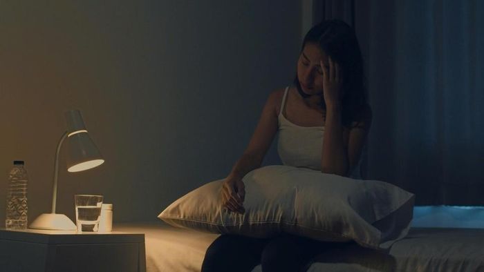 Trước khi ngủ, dành vài phút nhìn lại những sự việc trong ngày, đặc biệt là những khoảnh khắc khiến bản thân tức giận, tổn thương hoặc mất bình tĩnh. Ảnh: Magnific.