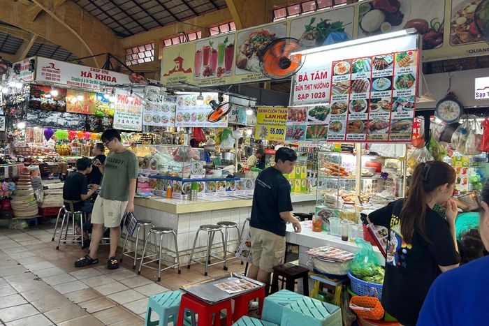  Khu ăn uống chợ Bến Thành, chiều 28/9. Ảnh: Quốc Anh. 