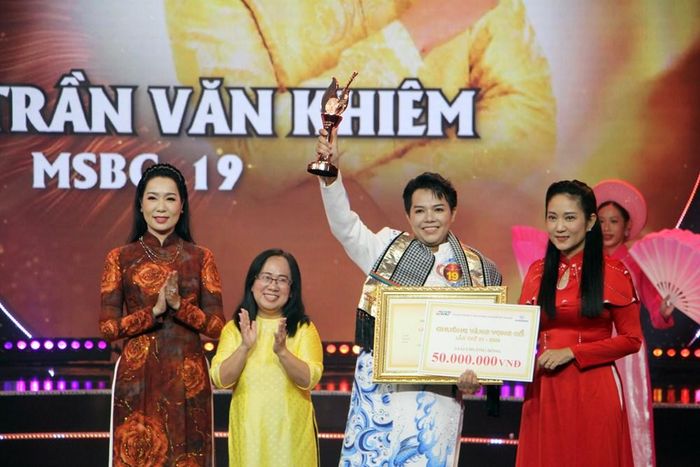 Bà Đinh Thị Thanh Thủy, Phó Trưởng ban Tuyên giáo Thành ủy TP.HCM (thứ 2, từ trái qua), NSND Trịnh Kim Chi, Phó Chủ tịch Hội Nghệ sĩ Sân khấu Việt Nam, Chủ tịch Hội Sân khấu TP.HCM (bìa trái) và NSND Nguyễn Thị Thanh Thúy, Phó Giám đốc Sở Văn hóa và Thể thao TP.HCM trao giải Đồng cho Trần Văn Khiêm