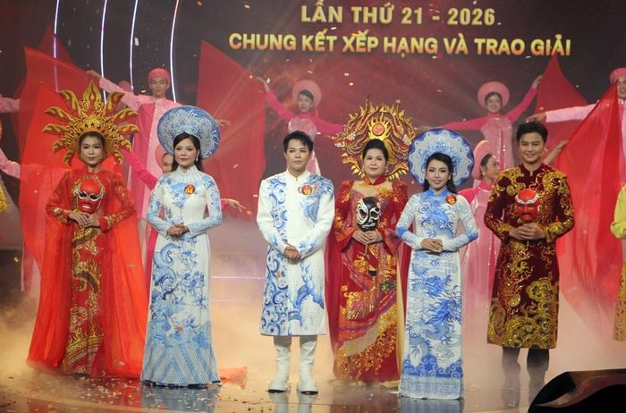 Top 3 thí sinh vòng chung kết xếp hạng cùng các vị huấn luyện viên trong phần nghe công bố kết quả