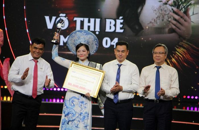Ông Phạm Quý Trọng, Phó Vụ trưởng Vụ Địa phương 3 Ban Tuyên giáo Trung ương (thứ 2, từ phải qua); ông Vũ Quang Lãm, Chủ tịch Hội đồng quản trị Ngân hàng TMCP Sài Gòn Công thương (bìa phải) và ông Cao Anh Minh, Phó Tổng Giám đốc Cơ quan Báo và Phát thanh, Truyền hình TP.HCM, Tổng Giám đốc Đài Phát thanh và Truyền hình TP.HCM trao giải Bạc cho Võ Thị Bé