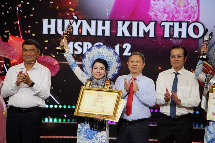Trung tướng Lê Xuân Thế, Ủy viên Trung ương Đảng, Phó Bí thư Đảng ủy tư lệnh Quân khu 7 (bìa trái); ông Dương Anh Đức, Trưởng ban Tuyên giáo Thành ủy TP.HCM (thứ 2, từ phải qua) và ông Lê Văn Minh, Tổng Giám đốc Cơ quan Báo và Phát thanh, Truyền hình TP.HCM trao giải Vàng cho thí sinh Huỳnh Kim Tho