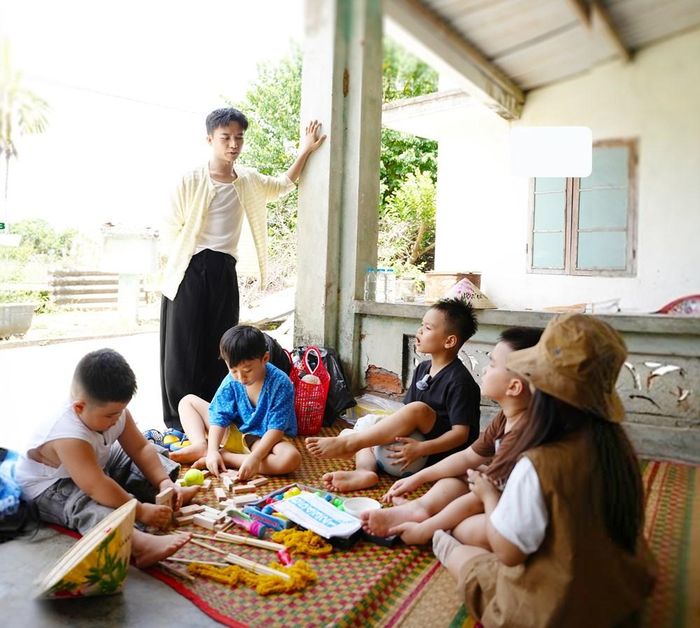 Bố "tập sự" Bùi Công Nam và các bé