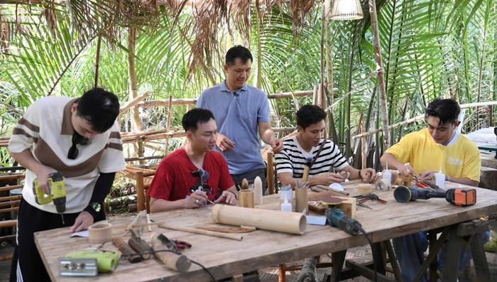 Các bố làm đồ chơi bằng tre cho các con dưới sự hướng dẫn của nghệ nhân Võ Tấn Tân