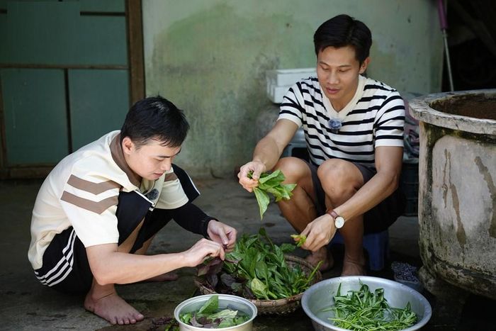 Hai ông bố Phương Nam và Huy R nhặt rau chuẩn bị bữa cơm