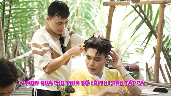 Bố Dương Lâm nhờ bố Huy R cắt tóc để dán vào đồ chơi làm tặng em Ku Phin