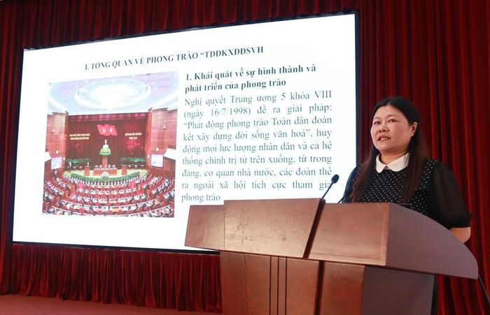 Giảng viên Nguyễn Thị Mai Hoa trình bày chuyên đề tại lớp tập huấn