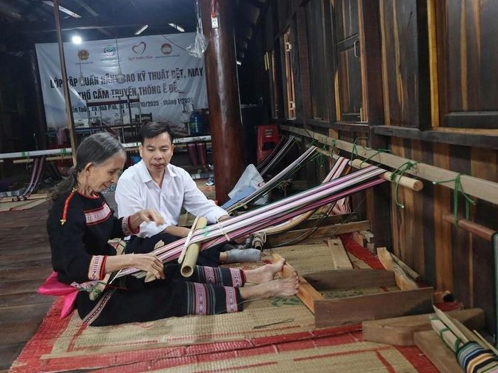 Dù đã lớn tuổi, bà H’Né vẫn say mê với nghề dệt thổ cẩm truyền thống của dân tộc mình