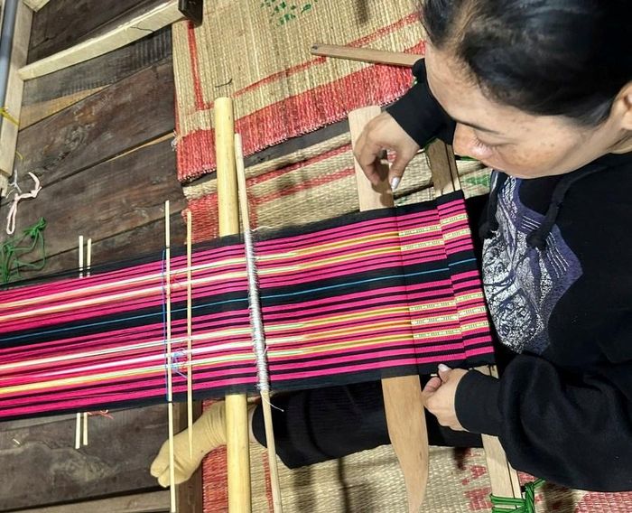 Từ những khung dệt giản dị ở buôn Tuôr, một nghề truyền thống đang được đánh thức bằng chính đôi tay của những người phụ nữ Ê Đê