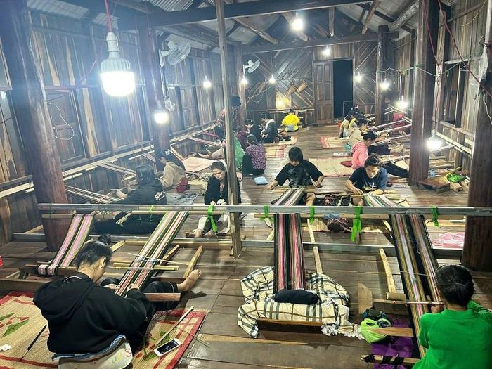Lớp học dệt thổ cẩm tại buôn Tuôr thu hút nhiều học viên tham gia