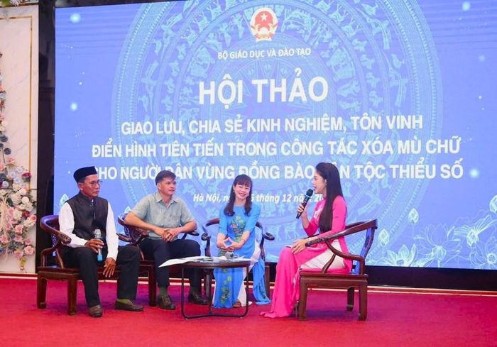 Chú Machtareh (ngồi bìa trái), người có uy tín trong đồng bào Chăm ấp La Ma, tham dự hội thảo tại Hà Nội