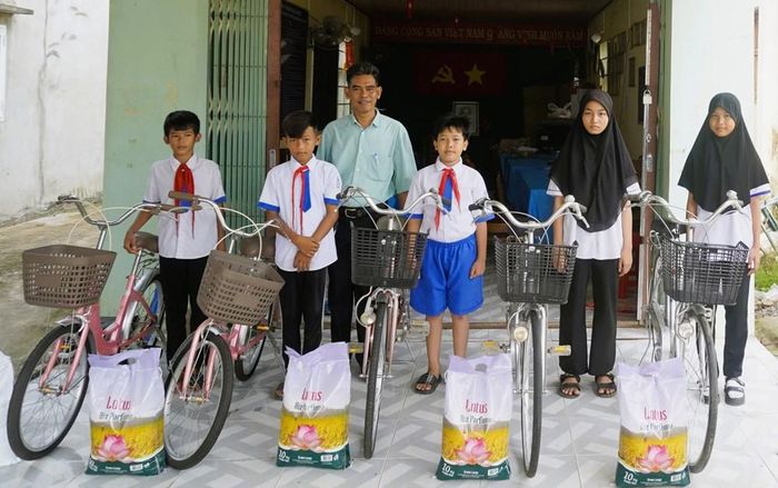 Trao tặng xe đạp cho học sinh dân tộc Chăm có hoàn cảnh khó khăn