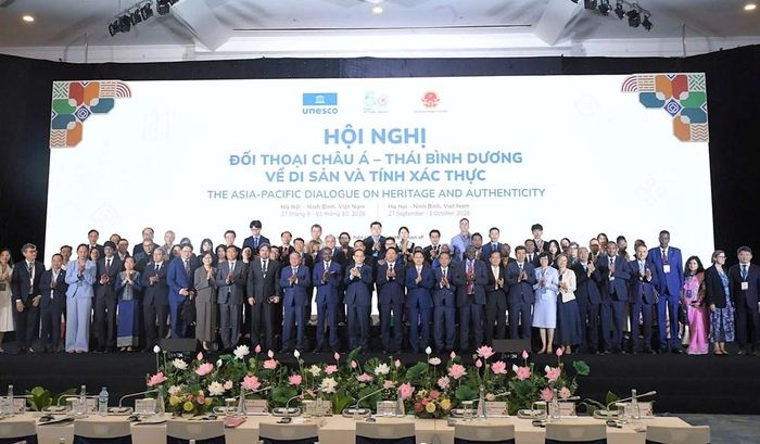 Các đại biểu chụp ảnh lưu niệm tại phiên khai mạc Hội nghị