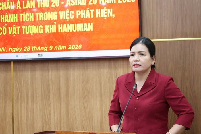 Phó Chủ tịch Thường trực UBND tỉnh Y Ngọc chúc mừng các cá nhân được tuyên dương, khen thưởng