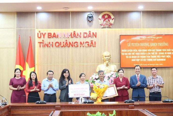 Lãnh đạo UBND tỉnh Quảng Ngãi trao Bằng khen cho ông Dương Đình Lục